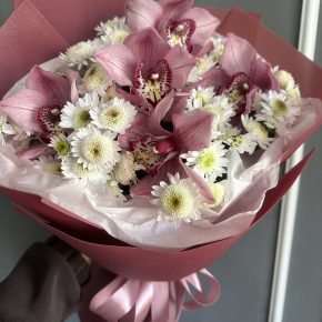 Букет з орхідеми